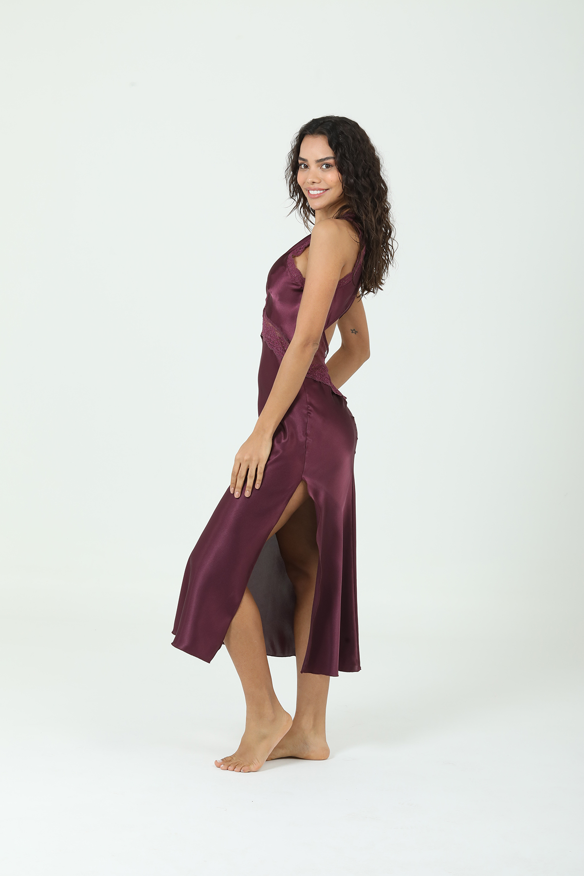 Yırtmaçlı ve Sırt Dekolteli Premium Saten Gecelik ve Sabahlık Seti – Dantel Detaylı, Tam Boy MÜRDÜM