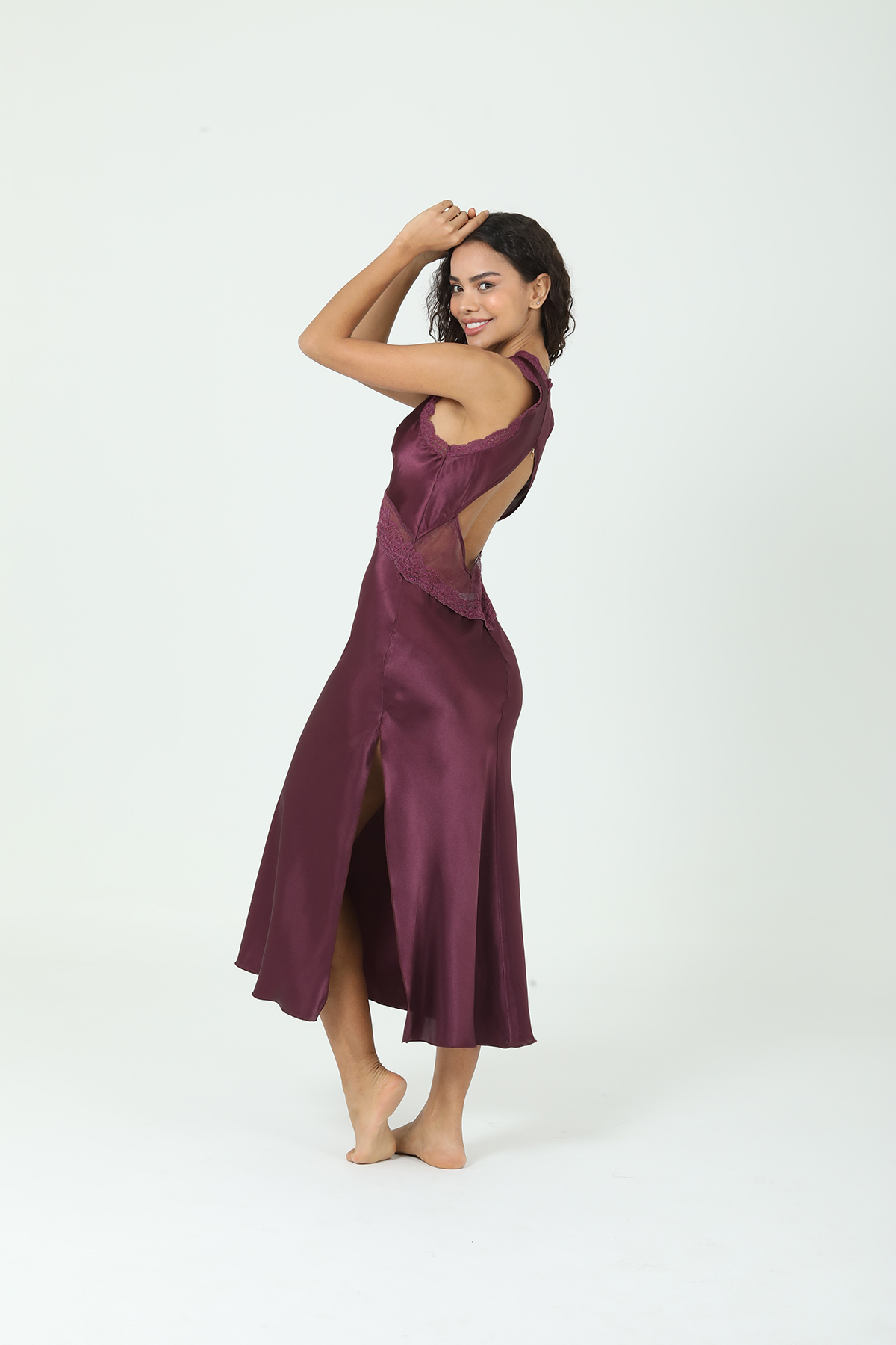 Yırtmaçlı ve Sırt Dekolteli Premium Saten Gecelik ve Sabahlık Seti – Dantel Detaylı, Tam Boy MÜRDÜM