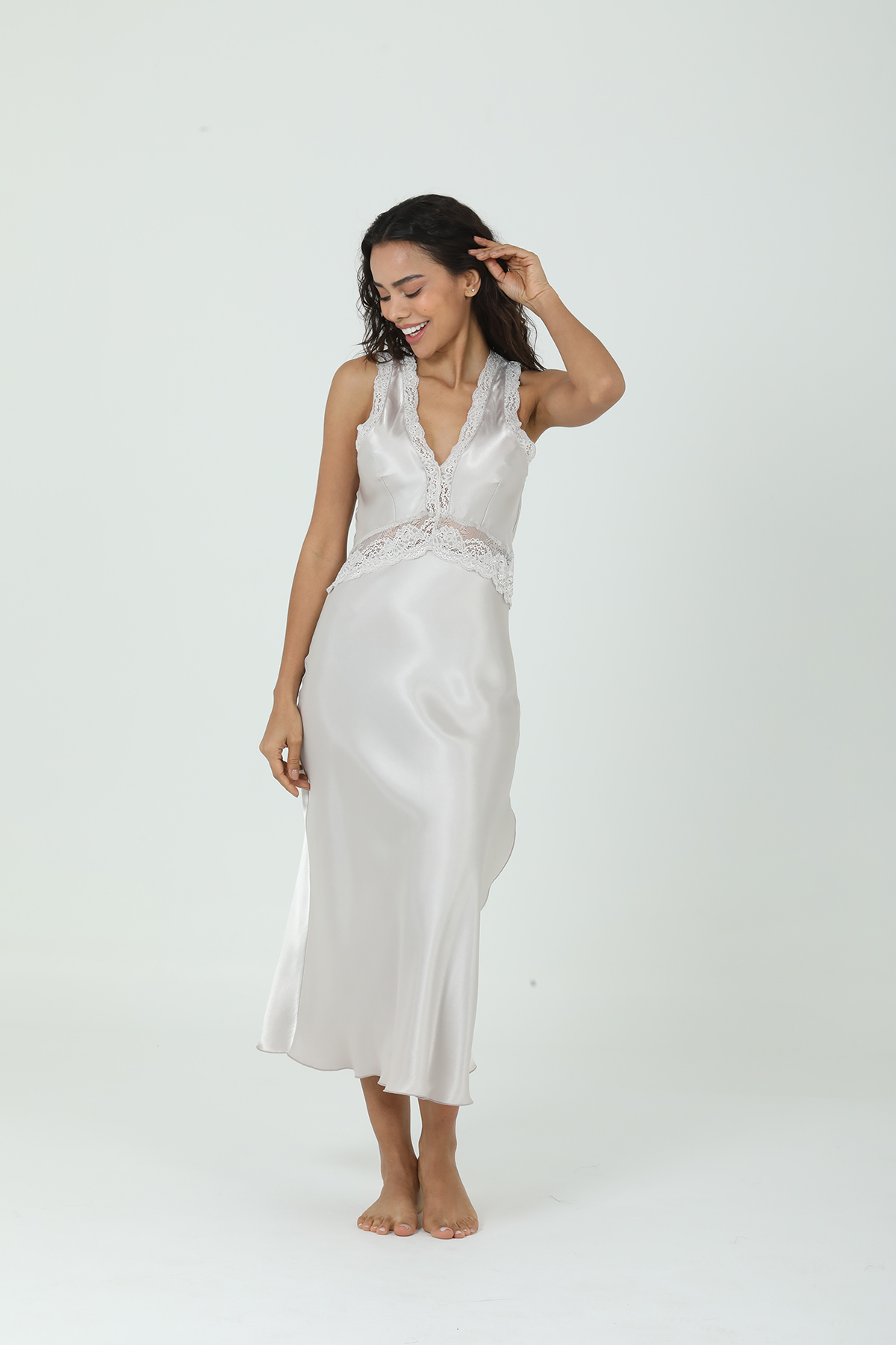 Yırtmaçlı ve Sırt Dekolteli Premium Saten Gecelik ve Sabahlık Seti – Dantel Detaylı, Tam Boy VİZON